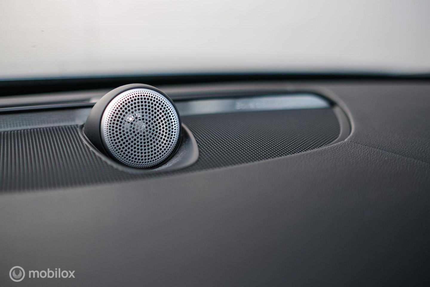 Volvo V90 2.0 D4 Inscription | VOL opties | B&W audio | Massage | Stoelkoeling | Trekhaak | 360 cam | HUD | Mussel blue | NAP NL auto |