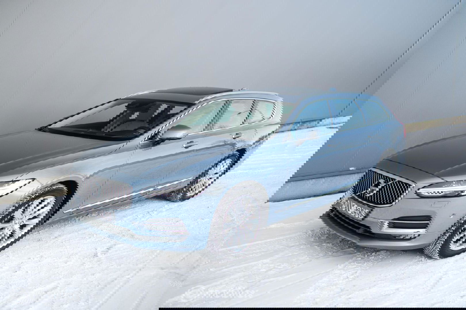 Volvo V90 2.0 D4 Inscription | VOL opties | B&W audio | Massage | Stoelkoeling | Trekhaak | 360 cam | HUD | Mussel blue | NAP NL auto |