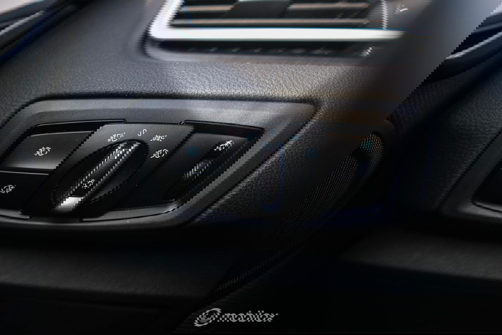 BMW 2 Serie Active Tourer 220i High Executive | LED | Stoelverwarming | Sportstoelen | PDC | Automaat |