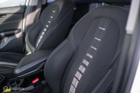 BMW 2 Serie Active Tourer 220i High Executive | LED | Stoelverwarming | Sportstoelen | PDC | Automaat |