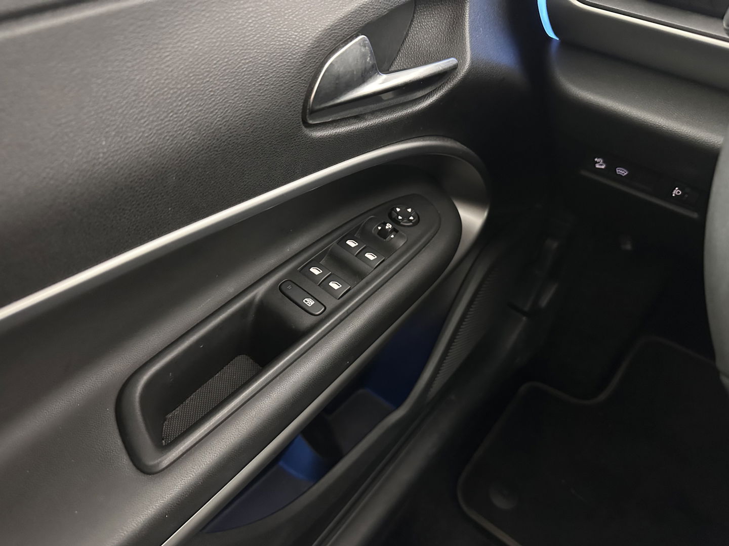 Jeep Avenger Summit 54 kWh [ 3-Fase ] {SOH-95%} (INCL-BTW) *LEATHER-MICROFIBRE | FULL-LED | ADAPTIVE-CRUISE | BLIND-SPOT | CAMERA | DIGI-COCKPIT | NAVI-FULLMAP | HEATED-COMFORTSEATS | ECC | CCS-FASTLOADER |  PDC | CARPLAY | CRUISE | 18''AL