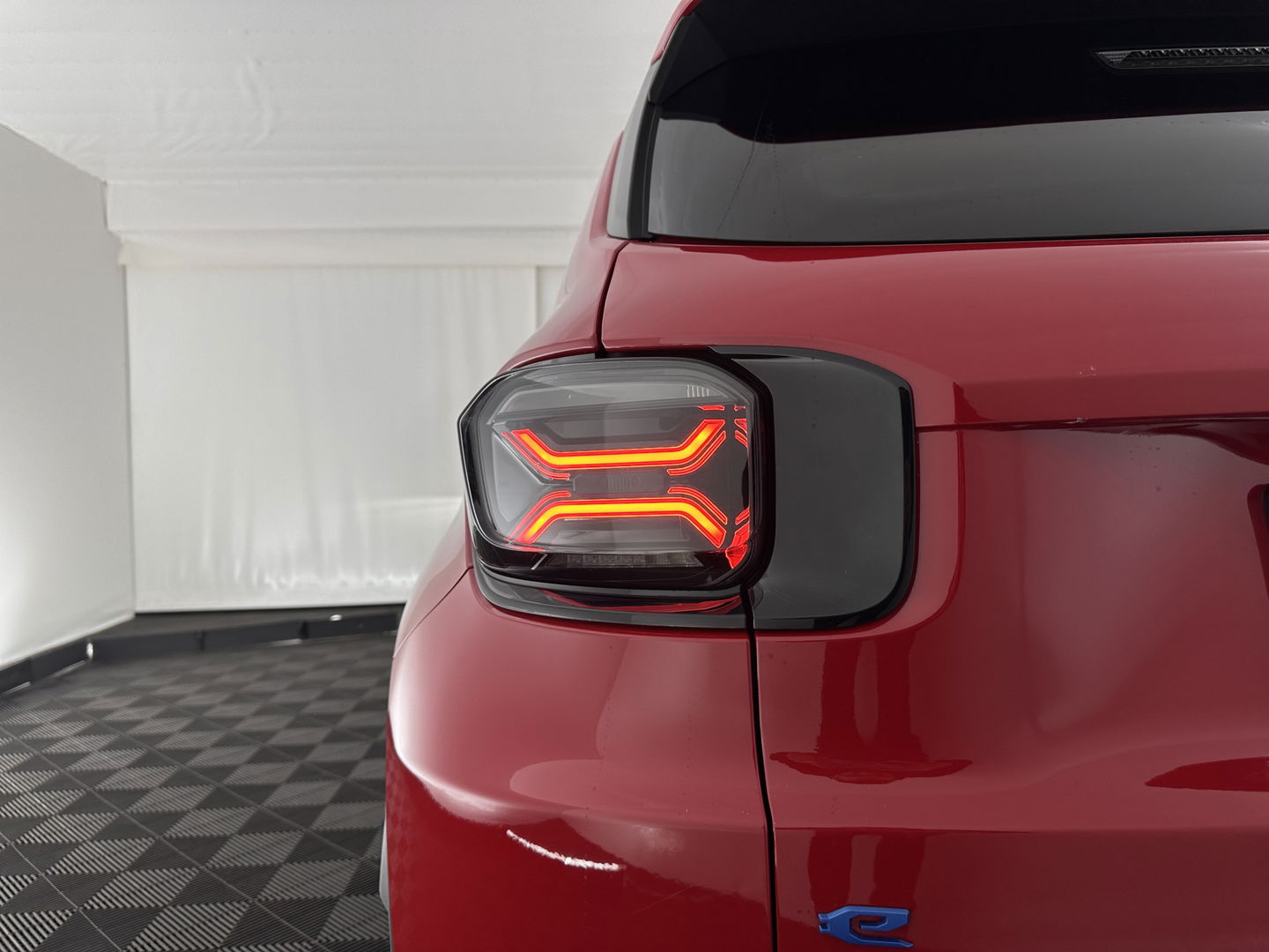 Jeep Avenger Summit 54 kWh [ 3-Fase ] {SOH-95%} (INCL-BTW) *LEATHER-MICROFIBRE | FULL-LED | ADAPTIVE-CRUISE | BLIND-SPOT | CAMERA | DIGI-COCKPIT | NAVI-FULLMAP | HEATED-COMFORTSEATS | ECC | CCS-FASTLOADER |  PDC | CARPLAY | CRUISE | 18''AL