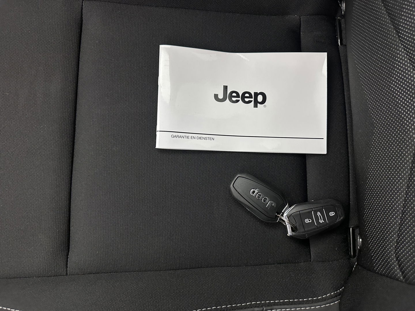 Jeep Avenger Summit 54 kWh [ 3-Fase ] {SOH-95%} (INCL-BTW) *LEATHER-MICROFIBRE | FULL-LED | ADAPTIVE-CRUISE | BLIND-SPOT | CAMERA | DIGI-COCKPIT | NAVI-FULLMAP | HEATED-COMFORTSEATS | ECC | CCS-FASTLOADER |  PDC | CARPLAY | CRUISE | 18''AL