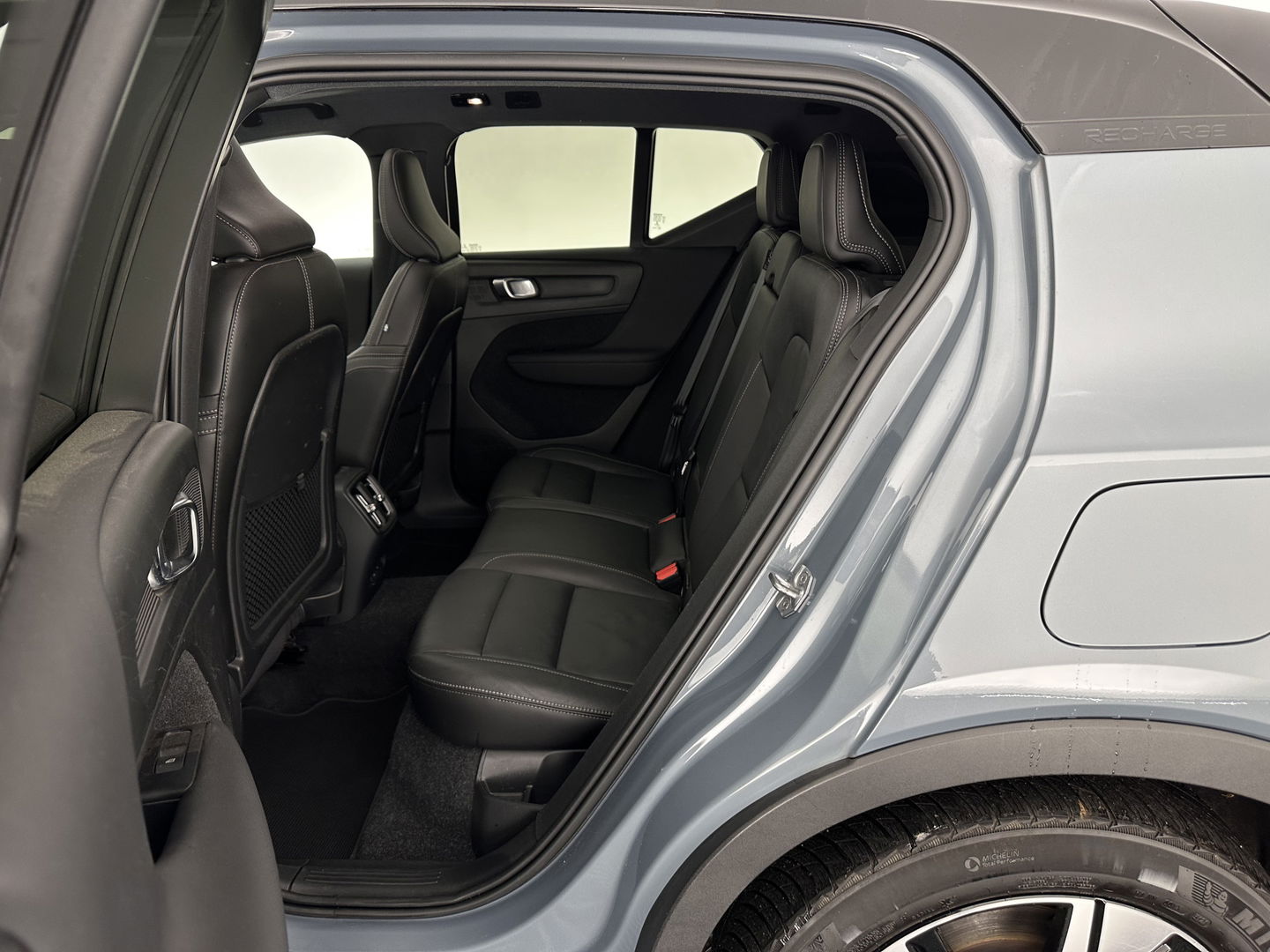 Volvo XC40 Recharge P8 AWD R-Design [ 3-Fase ] {SOH-92%} (INCL.BTW) Aut. *PANO | LEATHER-ALCANTARA | DIGI-COCKPIT | FULL-LED | HARMAN/KARDON | TOP-VIEW | CARPLAY | NAVI-FULLMAP | ECC | PDC | KEYLESS | HEATED-SPORTSEATS | BLIS | TOWBAR | 18''ALU*