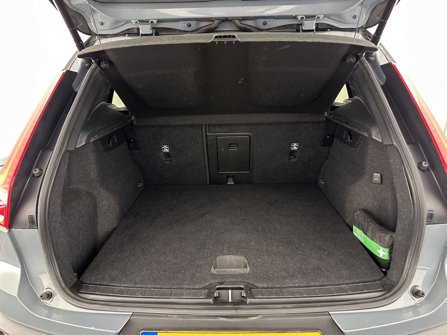 Volvo XC40 Recharge P8 AWD R-Design [ 3-Fase ] {SOH-92%} (INCL.BTW) Aut. *PANO | LEATHER-ALCANTARA | DIGI-COCKPIT | FULL-LED | HARMAN/KARDON | TOP-VIEW | CARPLAY | NAVI-FULLMAP | ECC | PDC | KEYLESS | HEATED-SPORTSEATS | BLIS | TOWBAR | 18''ALU*