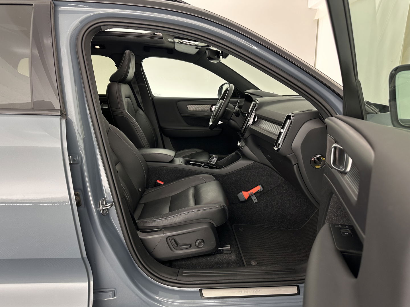 Volvo XC40 Recharge P8 AWD R-Design [ 3-Fase ] {SOH-92%} (INCL.BTW) Aut. *PANO | LEATHER-ALCANTARA | DIGI-COCKPIT | FULL-LED | HARMAN/KARDON | TOP-VIEW | CARPLAY | NAVI-FULLMAP | ECC | PDC | KEYLESS | HEATED-SPORTSEATS | BLIS | TOWBAR | 18''ALU*