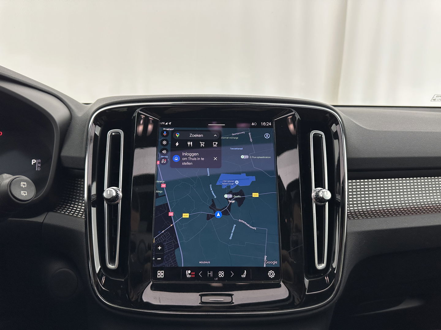 Volvo XC40 Recharge P8 AWD R-Design [ 3-Fase ] {SOH-92%} (INCL.BTW) Aut. *PANO | LEATHER-ALCANTARA | DIGI-COCKPIT | FULL-LED | HARMAN/KARDON | TOP-VIEW | CARPLAY | NAVI-FULLMAP | ECC | PDC | KEYLESS | HEATED-SPORTSEATS | BLIS | TOWBAR | 18''ALU*