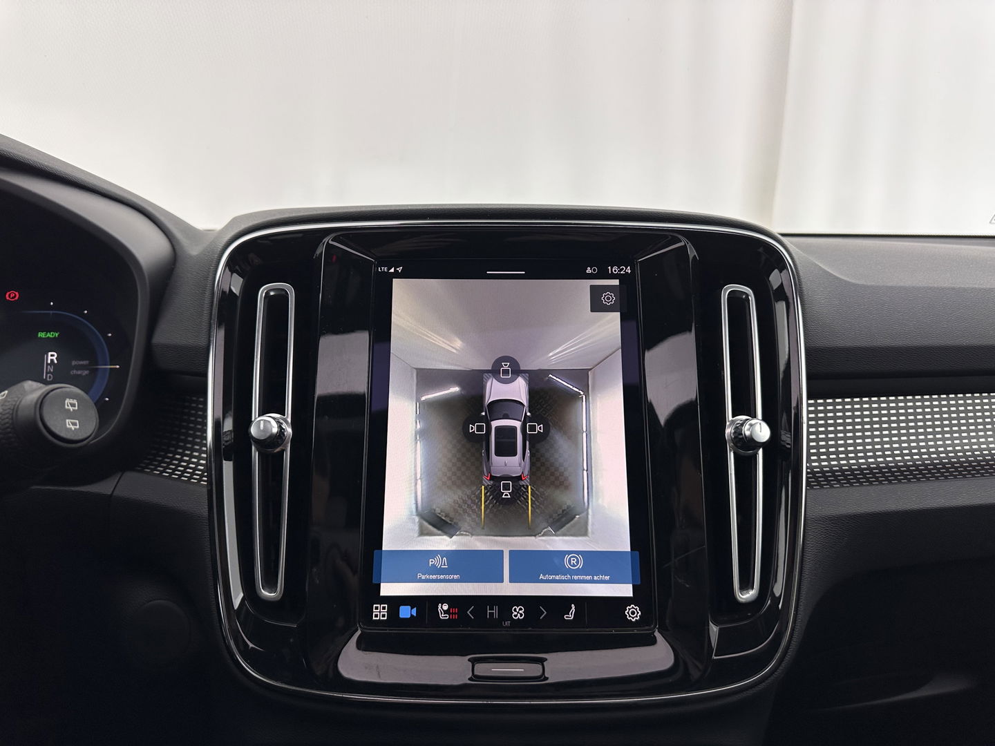 Volvo XC40 Recharge P8 AWD R-Design [ 3-Fase ] (INCL.BTW) Aut. *PANO | LEATHER-ALCANTARA | DIGI-COCKPIT | FULL-LED | HARMAN/KARDON | TOP-VIEW | CARPLAY | NAVI-FULLMAP | ECC | PDC | KEYLESS | HEATED-SPORTSEATS | BLIS | TOWBAR | 18''ALU*