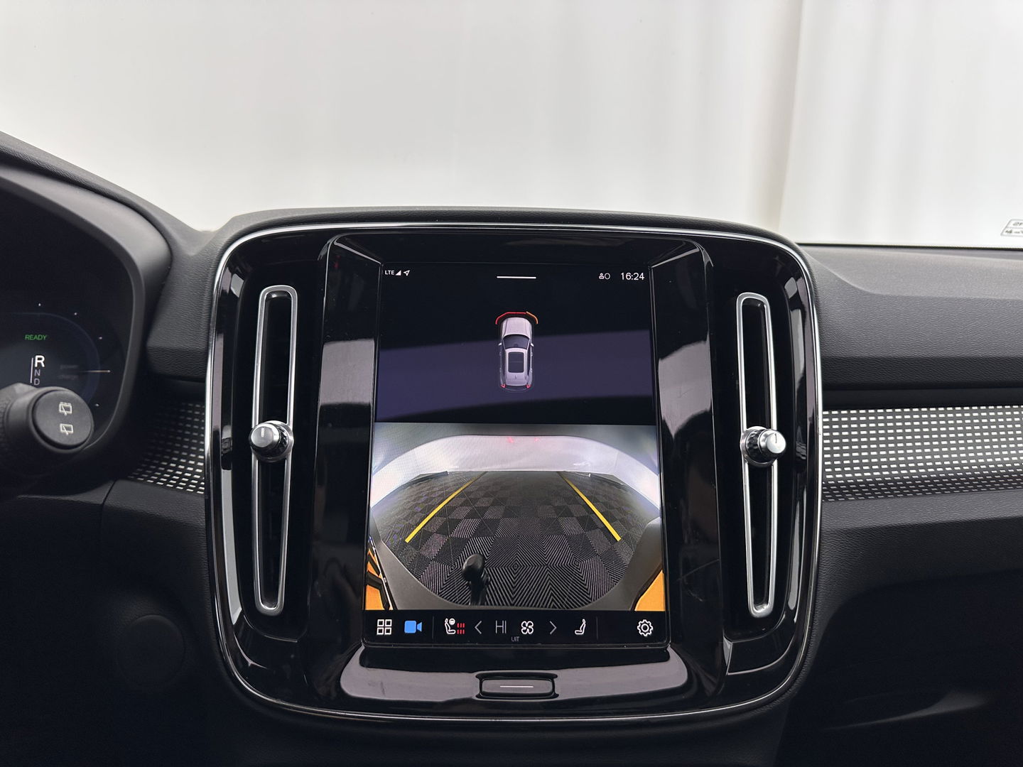 Volvo XC40 Recharge P8 AWD R-Design [ 3-Fase ] {SOH-92%} (INCL.BTW) Aut. *PANO | LEATHER-ALCANTARA | DIGI-COCKPIT | FULL-LED | HARMAN/KARDON | TOP-VIEW | CARPLAY | NAVI-FULLMAP | ECC | PDC | KEYLESS | HEATED-SPORTSEATS | BLIS | TOWBAR | 18''ALU*