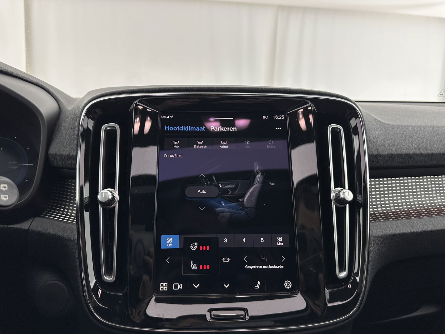 Volvo XC40 Recharge P8 AWD R-Design [ 3-Fase ] (INCL.BTW) Aut. *PANO | LEATHER-ALCANTARA | DIGI-COCKPIT | FULL-LED | HARMAN/KARDON | TOP-VIEW | CARPLAY | NAVI-FULLMAP | ECC | PDC | KEYLESS | HEATED-SPORTSEATS | BLIS | TOWBAR | 18''ALU*