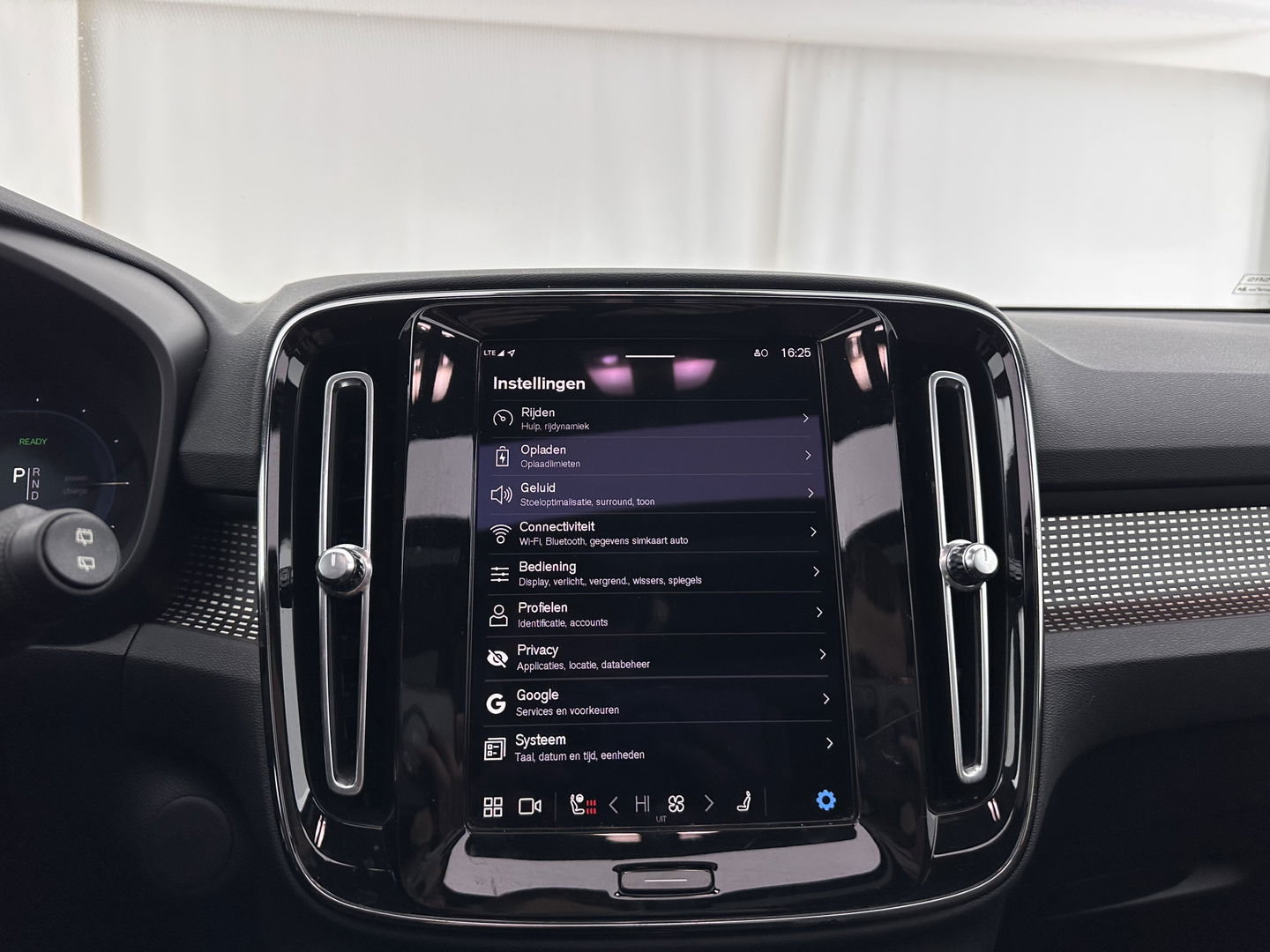 Volvo XC40 Recharge P8 AWD R-Design [ 3-Fase ] {SOH-92%} (INCL.BTW) Aut. *PANO | LEATHER-ALCANTARA | DIGI-COCKPIT | FULL-LED | HARMAN/KARDON | TOP-VIEW | CARPLAY | NAVI-FULLMAP | ECC | PDC | KEYLESS | HEATED-SPORTSEATS | BLIS | TOWBAR | 18''ALU*