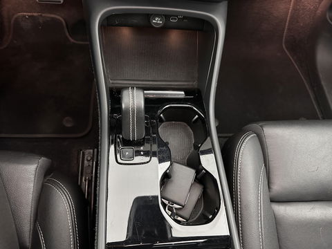 Volvo XC40 Recharge P8 AWD R-Design [ 3-Fase ] (INCL.BTW) Aut. *PANO | LEATHER-ALCANTARA | DIGI-COCKPIT | FULL-LED | HARMAN/KARDON | TOP-VIEW | CARPLAY | NAVI-FULLMAP | ECC | PDC | KEYLESS | HEATED-SPORTSEATS | BLIS | TOWBAR | 18''ALU*