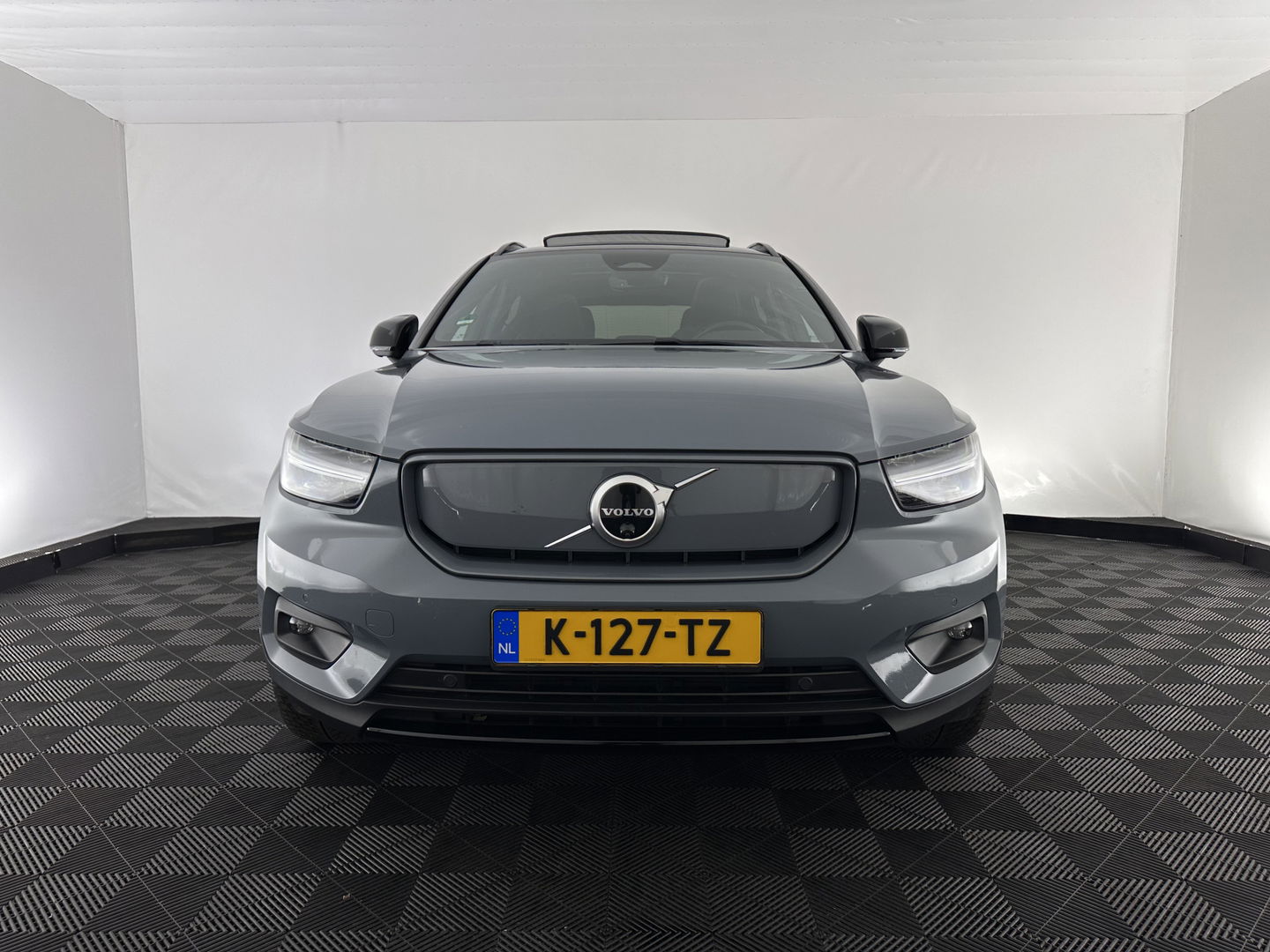 Volvo XC40 Recharge P8 AWD R-Design [ 3-Fase ] (INCL.BTW) Aut. *PANO | LEATHER-ALCANTARA | DIGI-COCKPIT | FULL-LED | HARMAN/KARDON | TOP-VIEW | CARPLAY | NAVI-FULLMAP | ECC | PDC | KEYLESS | HEATED-SPORTSEATS | BLIS | TOWBAR | 18''ALU*