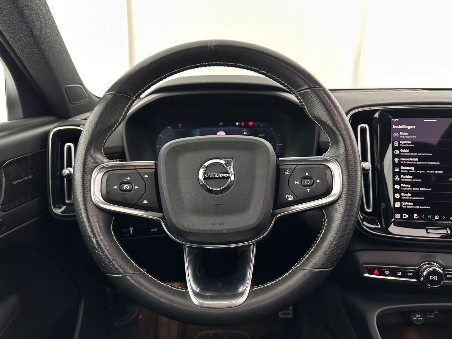 Volvo XC40 Recharge P8 AWD R-Design [ 3-Fase ] {SOH-92%} (INCL.BTW) Aut. *PANO | LEATHER-ALCANTARA | DIGI-COCKPIT | FULL-LED | HARMAN/KARDON | TOP-VIEW | CARPLAY | NAVI-FULLMAP | ECC | PDC | KEYLESS | HEATED-SPORTSEATS | BLIS | TOWBAR | 18''ALU*