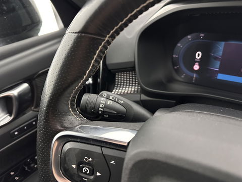Volvo XC40 Recharge P8 AWD R-Design [ 3-Fase ] (INCL.BTW) Aut. *PANO | LEATHER-ALCANTARA | DIGI-COCKPIT | FULL-LED | HARMAN/KARDON | TOP-VIEW | CARPLAY | NAVI-FULLMAP | ECC | PDC | KEYLESS | HEATED-SPORTSEATS | BLIS | TOWBAR | 18''ALU*