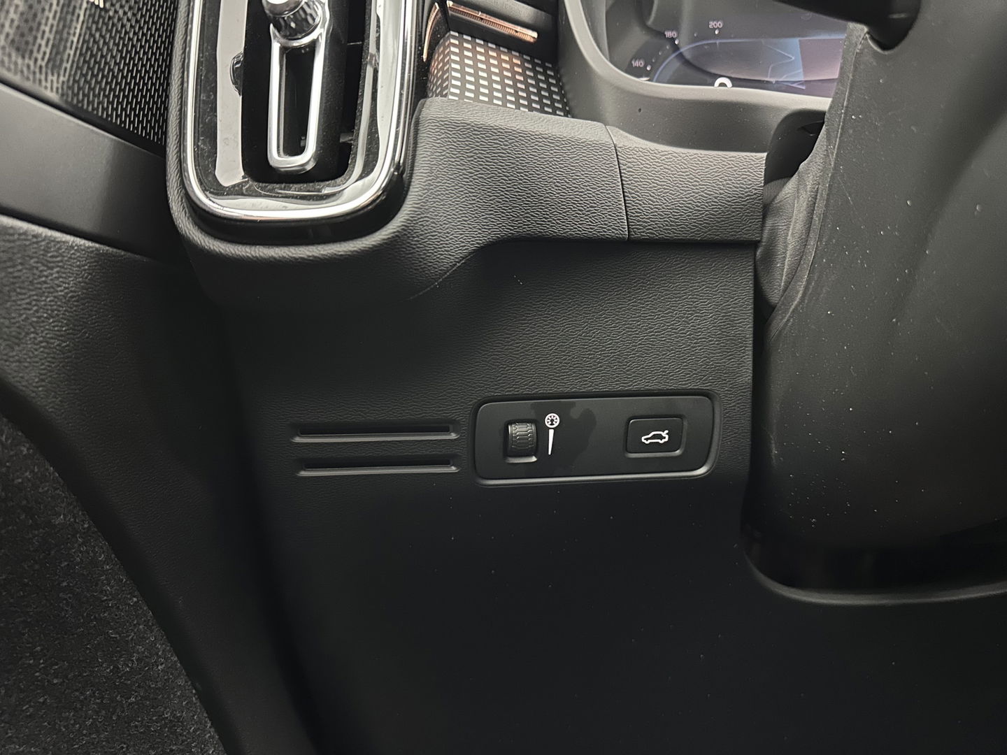 Volvo XC40 Recharge P8 AWD R-Design [ 3-Fase ] {SOH-92%} (INCL.BTW) Aut. *PANO | LEATHER-ALCANTARA | DIGI-COCKPIT | FULL-LED | HARMAN/KARDON | TOP-VIEW | CARPLAY | NAVI-FULLMAP | ECC | PDC | KEYLESS | HEATED-SPORTSEATS | BLIS | TOWBAR | 18''ALU*