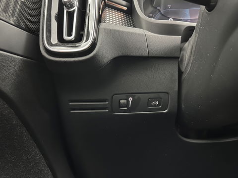 Volvo XC40 Recharge P8 AWD R-Design [ 3-Fase ] (INCL.BTW) Aut. *PANO | LEATHER-ALCANTARA | DIGI-COCKPIT | FULL-LED | HARMAN/KARDON | TOP-VIEW | CARPLAY | NAVI-FULLMAP | ECC | PDC | KEYLESS | HEATED-SPORTSEATS | BLIS | TOWBAR | 18''ALU*