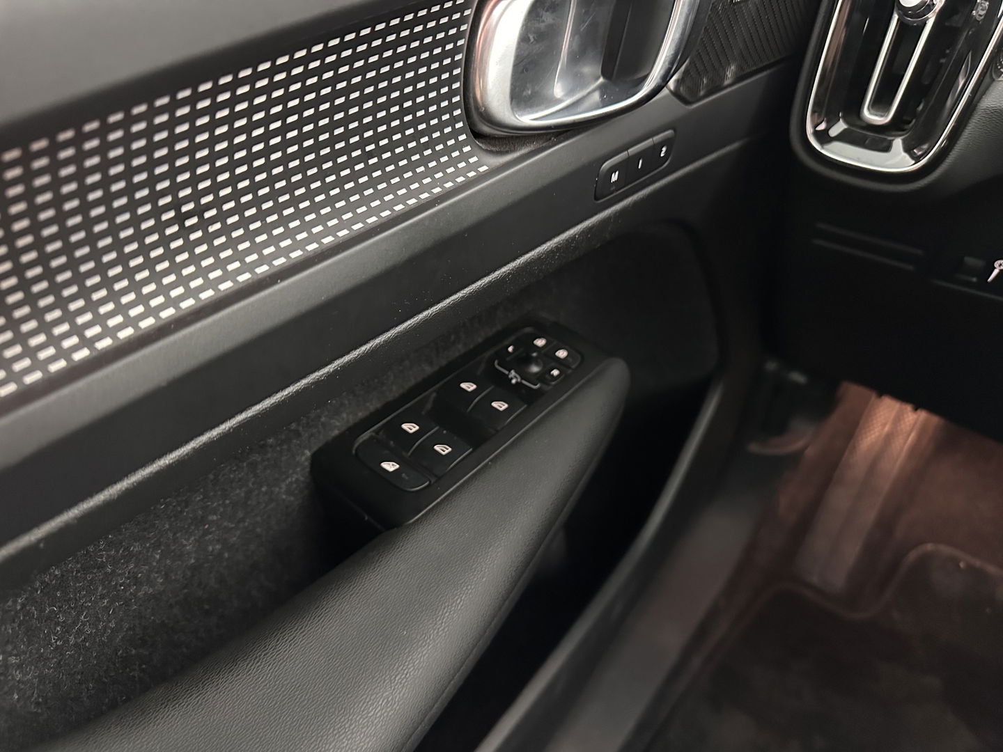 Volvo XC40 Recharge P8 AWD R-Design [ 3-Fase ] (INCL.BTW) Aut. *PANO | LEATHER-ALCANTARA | DIGI-COCKPIT | FULL-LED | HARMAN/KARDON | TOP-VIEW | CARPLAY | NAVI-FULLMAP | ECC | PDC | KEYLESS | HEATED-SPORTSEATS | BLIS | TOWBAR | 18''ALU*