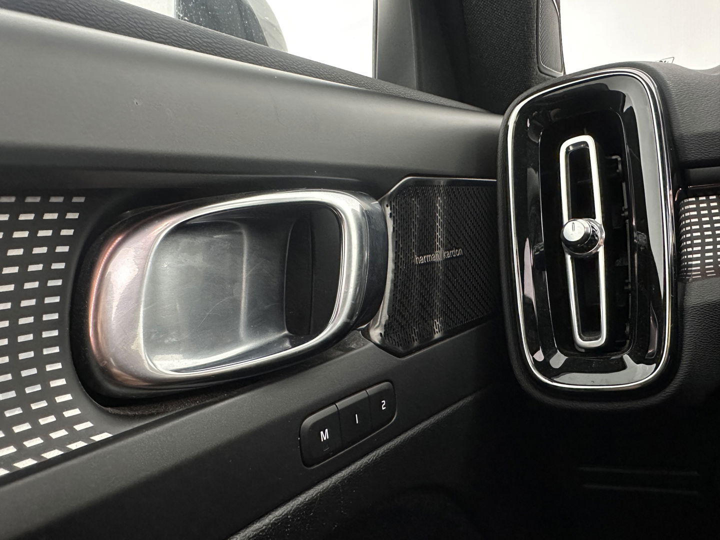 Volvo XC40 Recharge P8 AWD R-Design [ 3-Fase ] (INCL.BTW) Aut. *PANO | LEATHER-ALCANTARA | DIGI-COCKPIT | FULL-LED | HARMAN/KARDON | TOP-VIEW | CARPLAY | NAVI-FULLMAP | ECC | PDC | KEYLESS | HEATED-SPORTSEATS | BLIS | TOWBAR | 18''ALU*