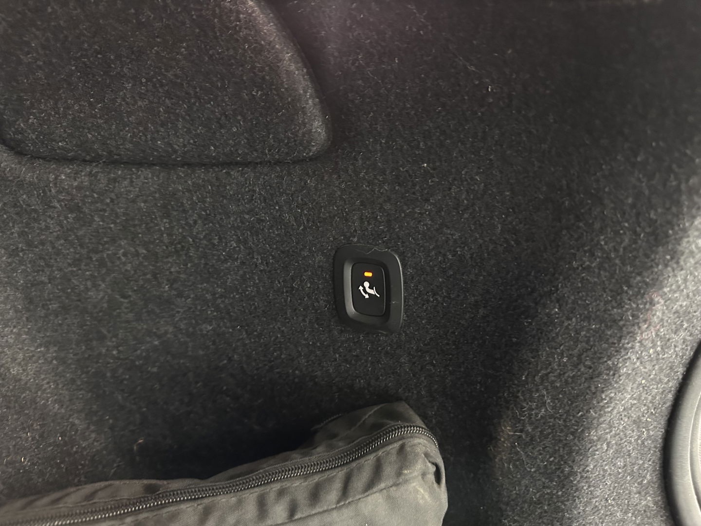 Volvo XC40 Recharge P8 AWD R-Design [ 3-Fase ] {SOH-92%} (INCL.BTW) Aut. *PANO | LEATHER-ALCANTARA | DIGI-COCKPIT | FULL-LED | HARMAN/KARDON | TOP-VIEW | CARPLAY | NAVI-FULLMAP | ECC | PDC | KEYLESS | HEATED-SPORTSEATS | BLIS | TOWBAR | 18''ALU*