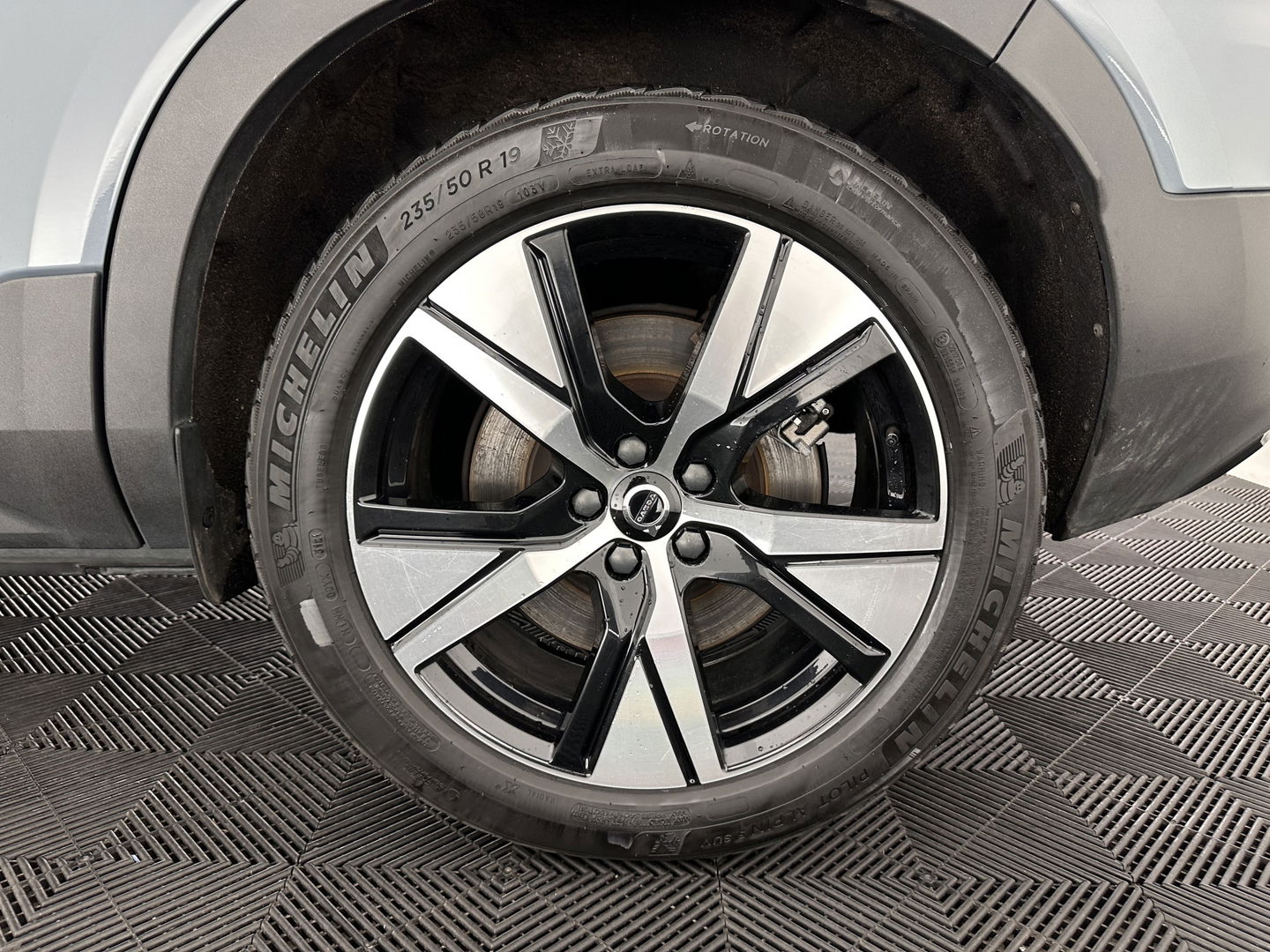 Volvo XC40 Recharge P8 AWD R-Design [ 3-Fase ] {SOH-92%} (INCL.BTW) Aut. *PANO | LEATHER-ALCANTARA | DIGI-COCKPIT | FULL-LED | HARMAN/KARDON | TOP-VIEW | CARPLAY | NAVI-FULLMAP | ECC | PDC | KEYLESS | HEATED-SPORTSEATS | BLIS | TOWBAR | 18''ALU*