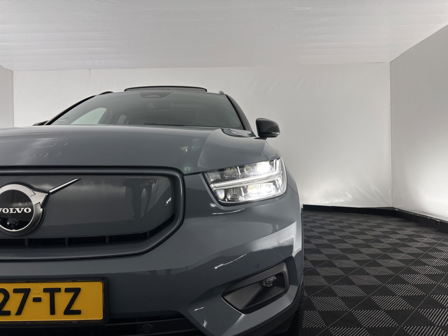 Volvo XC40 Recharge P8 AWD R-Design [ 3-Fase ] {SOH-92%} (INCL.BTW) Aut. *PANO | LEATHER-ALCANTARA | DIGI-COCKPIT | FULL-LED | HARMAN/KARDON | TOP-VIEW | CARPLAY | NAVI-FULLMAP | ECC | PDC | KEYLESS | HEATED-SPORTSEATS | BLIS | TOWBAR | 18''ALU*