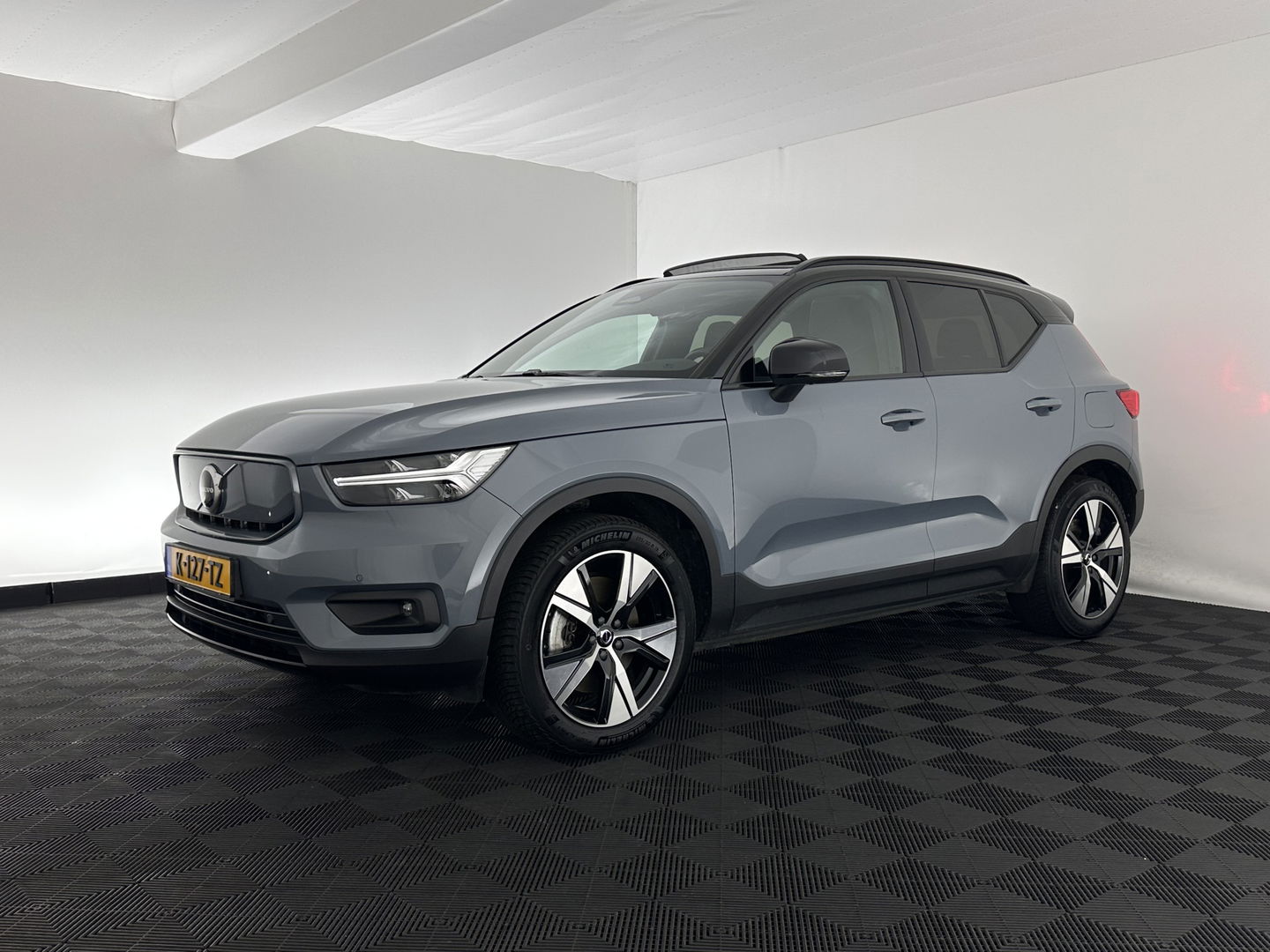 Volvo XC40 Recharge P8 AWD R-Design [ 3-Fase ] {SOH-92%} (INCL.BTW) Aut. *PANO | LEATHER-ALCANTARA | DIGI-COCKPIT | FULL-LED | HARMAN/KARDON | TOP-VIEW | CARPLAY | NAVI-FULLMAP | ECC | PDC | KEYLESS | HEATED-SPORTSEATS | BLIS | TOWBAR | 18''ALU*