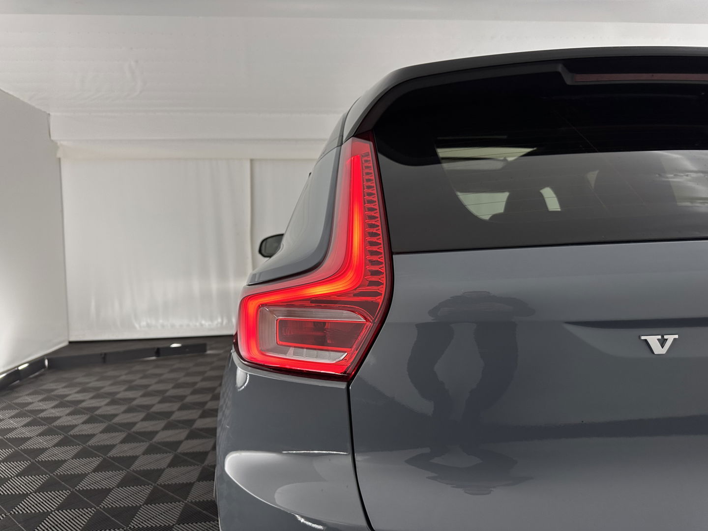 Volvo XC40 Recharge P8 AWD R-Design [ 3-Fase ] {SOH-92%} (INCL.BTW) Aut. *PANO | LEATHER-ALCANTARA | DIGI-COCKPIT | FULL-LED | HARMAN/KARDON | TOP-VIEW | CARPLAY | NAVI-FULLMAP | ECC | PDC | KEYLESS | HEATED-SPORTSEATS | BLIS | TOWBAR | 18''ALU*