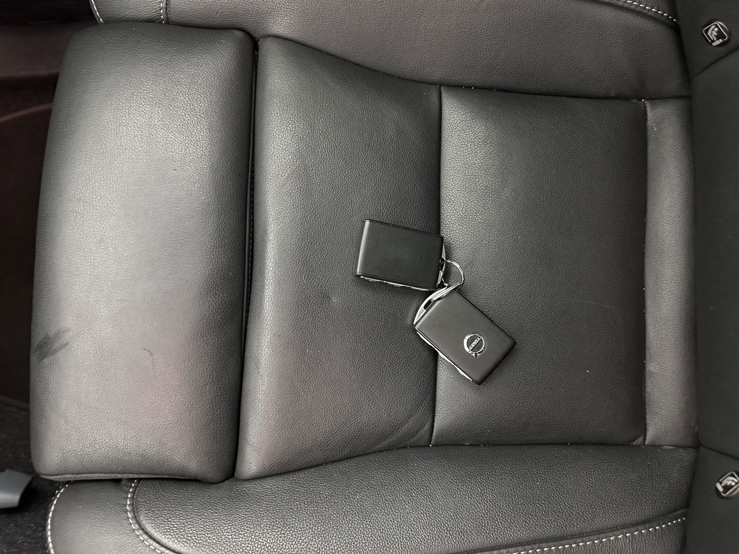 Volvo XC40 Recharge P8 AWD R-Design [ 3-Fase ] (INCL.BTW) Aut. *PANO | LEATHER-ALCANTARA | DIGI-COCKPIT | FULL-LED | HARMAN/KARDON | TOP-VIEW | CARPLAY | NAVI-FULLMAP | ECC | PDC | KEYLESS | HEATED-SPORTSEATS | BLIS | TOWBAR | 18''ALU*