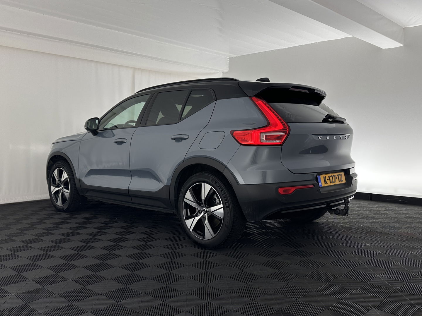 Volvo XC40 Recharge P8 AWD R-Design [ 3-Fase ] (INCL.BTW) Aut. *PANO | LEATHER-ALCANTARA | DIGI-COCKPIT | FULL-LED | HARMAN/KARDON | TOP-VIEW | CARPLAY | NAVI-FULLMAP | ECC | PDC | KEYLESS | HEATED-SPORTSEATS | BLIS | TOWBAR | 18''ALU*
