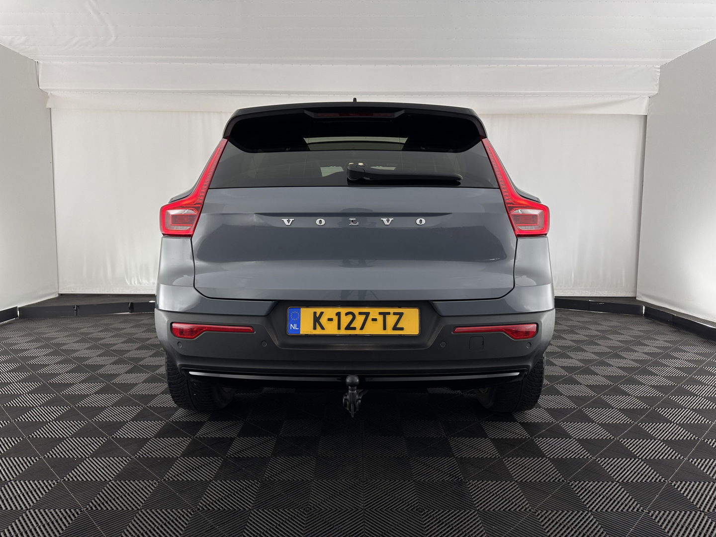 Volvo XC40 Recharge P8 AWD R-Design [ 3-Fase ] {SOH-92%} (INCL.BTW) Aut. *PANO | LEATHER-ALCANTARA | DIGI-COCKPIT | FULL-LED | HARMAN/KARDON | TOP-VIEW | CARPLAY | NAVI-FULLMAP | ECC | PDC | KEYLESS | HEATED-SPORTSEATS | BLIS | TOWBAR | 18''ALU*