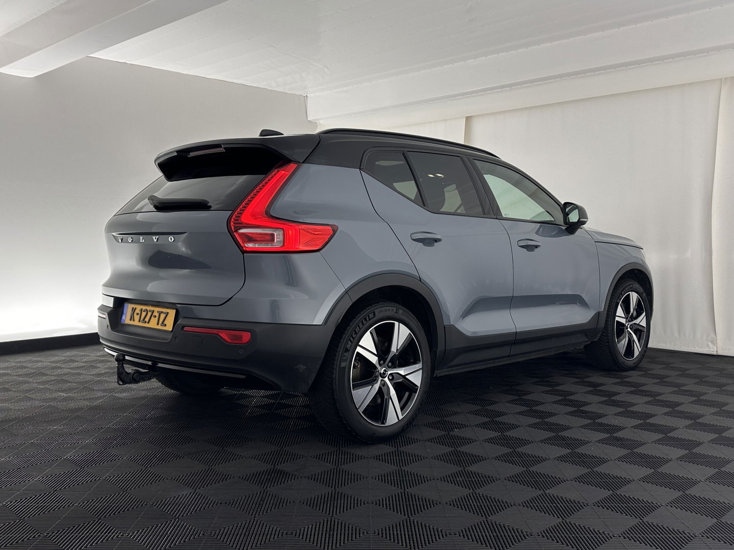 Volvo XC40 Recharge P8 AWD R-Design [ 3-Fase ] {SOH-92%} (INCL.BTW) Aut. *PANO | LEATHER-ALCANTARA | DIGI-COCKPIT | FULL-LED | HARMAN/KARDON | TOP-VIEW | CARPLAY | NAVI-FULLMAP | ECC | PDC | KEYLESS | HEATED-SPORTSEATS | BLIS | TOWBAR | 18''ALU*