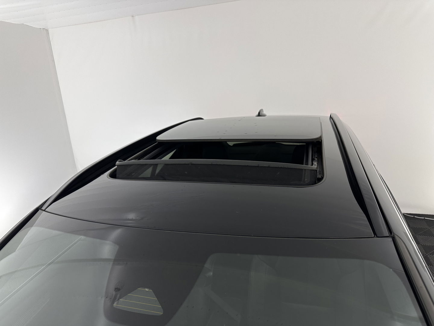 Volvo XC40 Recharge P8 AWD R-Design [ 3-Fase ] (INCL.BTW) Aut. *PANO | LEATHER-ALCANTARA | DIGI-COCKPIT | FULL-LED | HARMAN/KARDON | TOP-VIEW | CARPLAY | NAVI-FULLMAP | ECC | PDC | KEYLESS | HEATED-SPORTSEATS | BLIS | TOWBAR | 18''ALU*