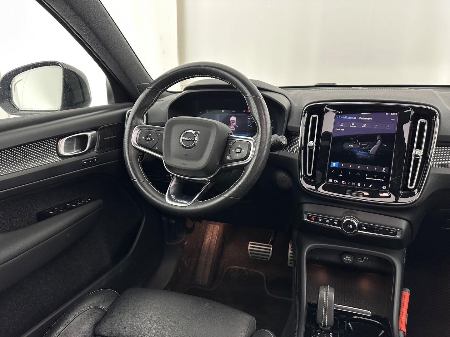 Volvo XC40 Recharge P8 AWD R-Design [ 3-Fase ] {SOH-92%} (INCL.BTW) Aut. *PANO | LEATHER-ALCANTARA | DIGI-COCKPIT | FULL-LED | HARMAN/KARDON | TOP-VIEW | CARPLAY | NAVI-FULLMAP | ECC | PDC | KEYLESS | HEATED-SPORTSEATS | BLIS | TOWBAR | 18''ALU*