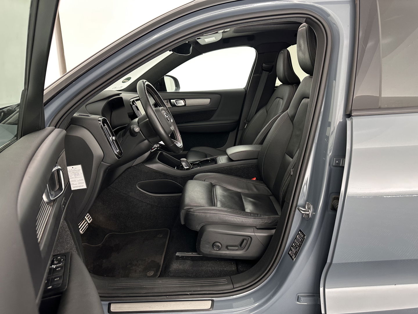 Volvo XC40 Recharge P8 AWD R-Design [ 3-Fase ] {SOH-92%} (INCL.BTW) Aut. *PANO | LEATHER-ALCANTARA | DIGI-COCKPIT | FULL-LED | HARMAN/KARDON | TOP-VIEW | CARPLAY | NAVI-FULLMAP | ECC | PDC | KEYLESS | HEATED-SPORTSEATS | BLIS | TOWBAR | 18''ALU*