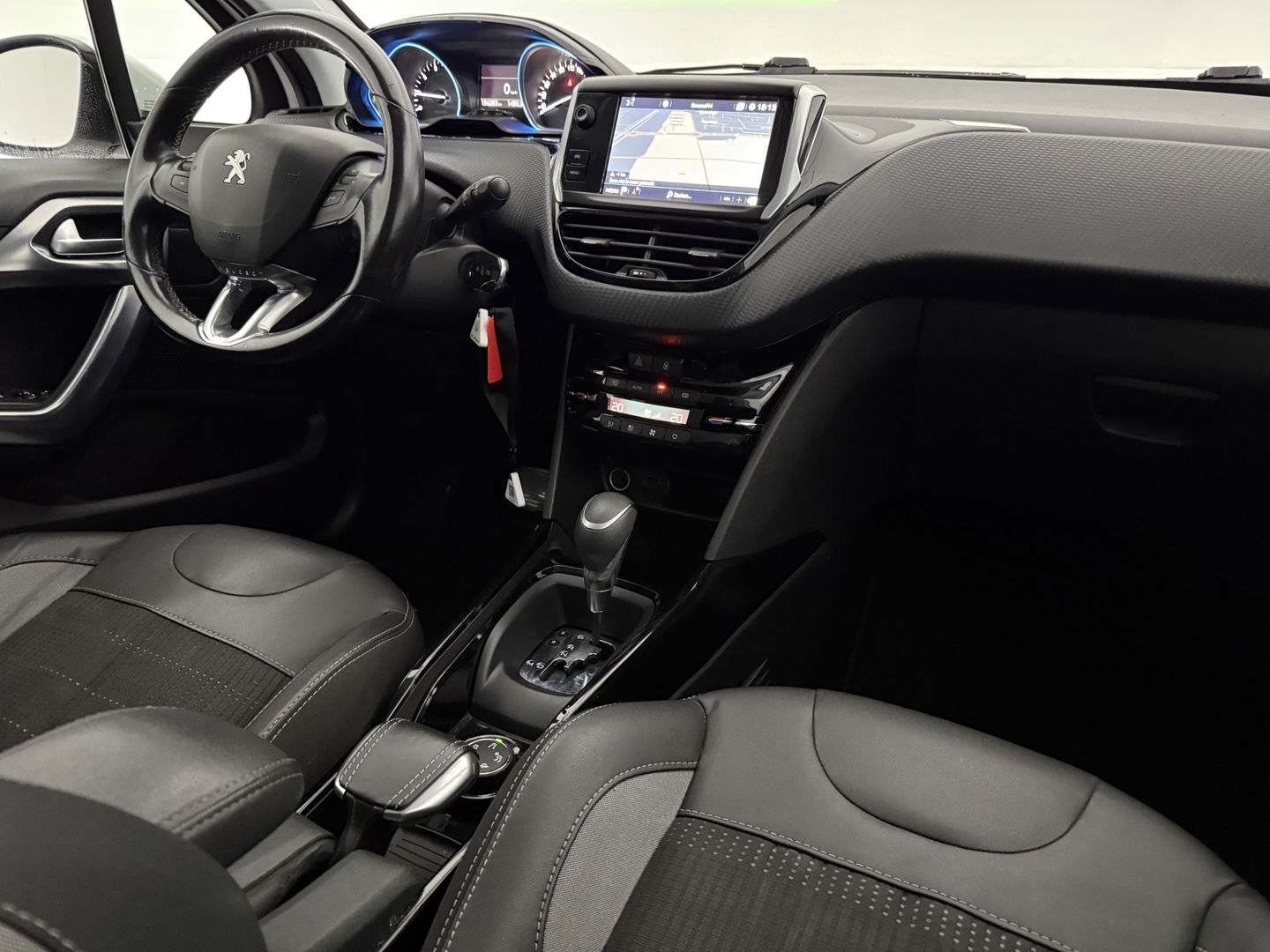 Peugeot 2008 1.2 PureTech Allure | Clima | Cruise | Carplay | Trekh. | Navi | Parkeersens.