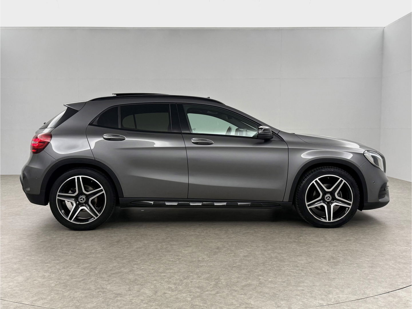 Mercedes-Benz GLA 180 AMG Night Upgrade | Pano | LED | Camera | Carplay | Parkeers. | NAP