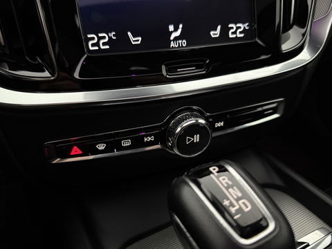 Volvo V60 2.0 T4 R-Design | Pano | Virtual | Memory | Stoelverw. | Camera | Carplay | Cruise | NAP