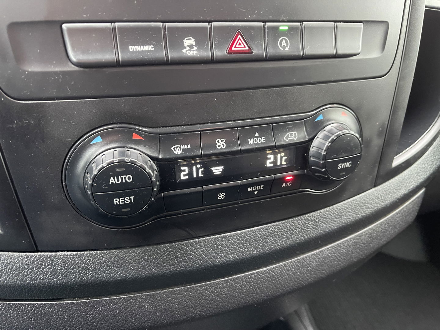 Mercedes-Benz Vito 114 CDI Lang L2H1 automaat / vaste prijs rijklaar € 24.950 ex btw / bpm vrij / lease vanaf € 439 / airco / cruise / navi / camera / pdc / stoelverwarming / led koplampen !