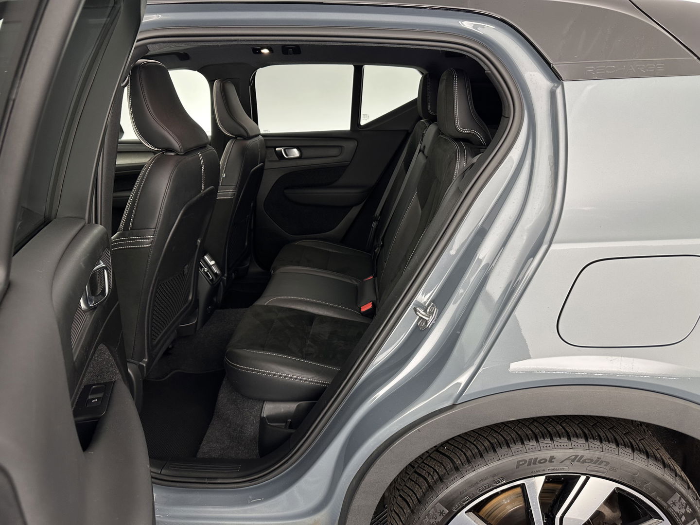 Volvo XC40 Recharge P8 AWD R-Design [ 3-Fase ] {SOH-90%} (INCL-BTW) Aut. *PANO | LEATHER-ALCANTARA | ADAPTIVE-CRUISE | DIGI-COCKPIT | FULL-LED | HARMAN/KARDON | TOPVIEW | NAVI-FULLMAP | ECC | PDC | KEYLESS | HEATED-SPORTSEATS | TOWBAR | 20''ALU*