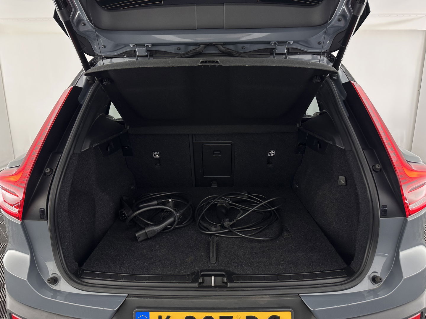 Volvo XC40 Recharge P8 AWD R-Design [ 3-Fase ] {SOH-90%} (INCL-BTW) Aut. *PANO | LEATHER-ALCANTARA | ADAPTIVE-CRUISE | DIGI-COCKPIT | FULL-LED | HARMAN/KARDON | TOPVIEW | NAVI-FULLMAP | ECC | PDC | KEYLESS | HEATED-SPORTSEATS | TOWBAR | 20''ALU*