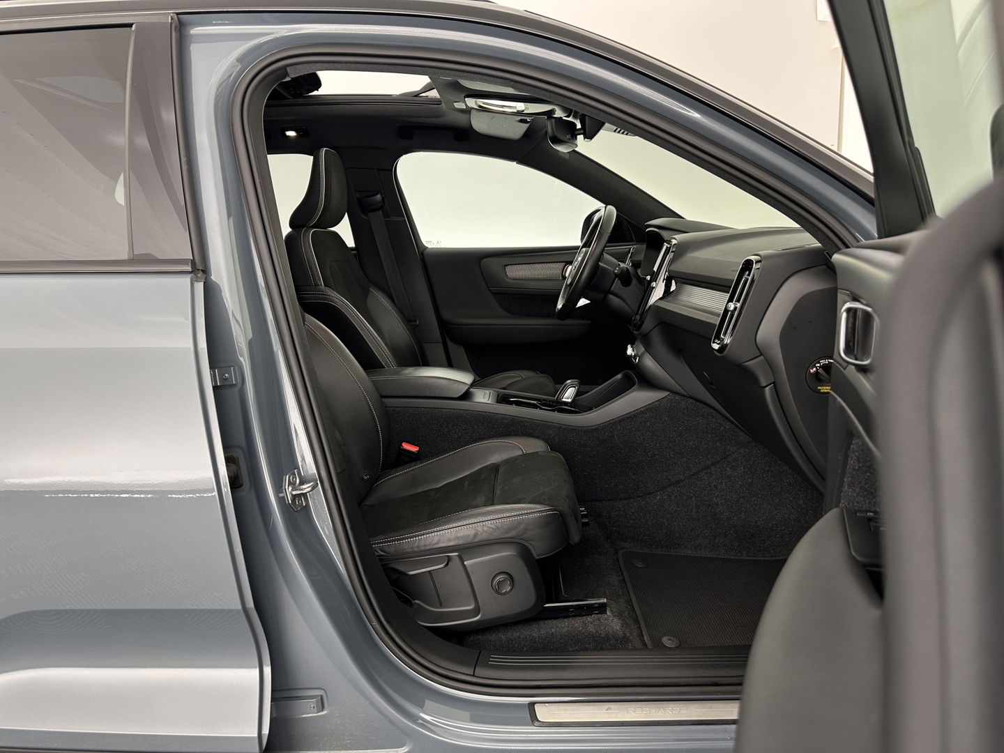 Volvo XC40 Recharge P8 AWD R-Design [ 3-Fase ] {SOH-90%} (INCL-BTW) Aut. *PANO | LEATHER-ALCANTARA | ADAPTIVE-CRUISE | DIGI-COCKPIT | FULL-LED | HARMAN/KARDON | TOPVIEW | NAVI-FULLMAP | ECC | PDC | KEYLESS | HEATED-SPORTSEATS | TOWBAR | 20''ALU*