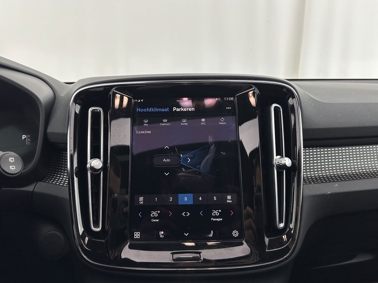 Volvo XC40 Recharge P8 AWD R-Design [ 3-Fase ] {SOH-90%} (INCL-BTW) Aut. *PANO | LEATHER-ALCANTARA | ADAPTIVE-CRUISE | DIGI-COCKPIT | FULL-LED | HARMAN/KARDON | TOPVIEW | NAVI-FULLMAP | ECC | PDC | KEYLESS | HEATED-SPORTSEATS | TOWBAR | 20''ALU*