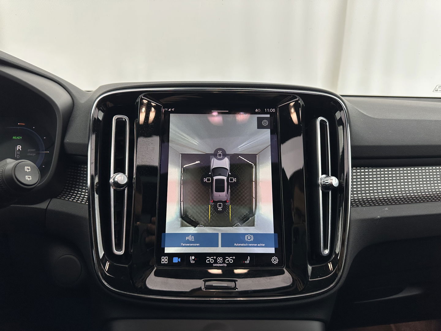 Volvo XC40 Recharge P8 AWD R-Design [ 3-Fase ] {SOH-90%} (INCL-BTW) Aut. *PANO | LEATHER-ALCANTARA | ADAPTIVE-CRUISE | DIGI-COCKPIT | FULL-LED | HARMAN/KARDON | TOPVIEW | NAVI-FULLMAP | ECC | PDC | KEYLESS | HEATED-SPORTSEATS | TOWBAR | 20''ALU*