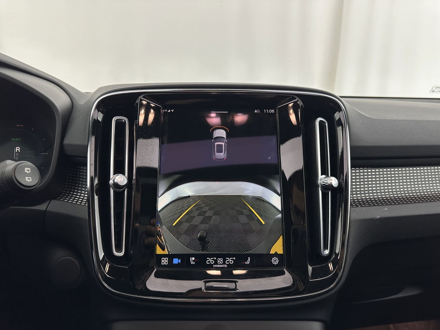 Volvo XC40 Recharge P8 AWD R-Design [ 3-Fase ] {SOH-90%} (INCL-BTW) Aut. *PANO | LEATHER-ALCANTARA | ADAPTIVE-CRUISE | DIGI-COCKPIT | FULL-LED | HARMAN/KARDON | TOPVIEW | NAVI-FULLMAP | ECC | PDC | KEYLESS | HEATED-SPORTSEATS | TOWBAR | 20''ALU*