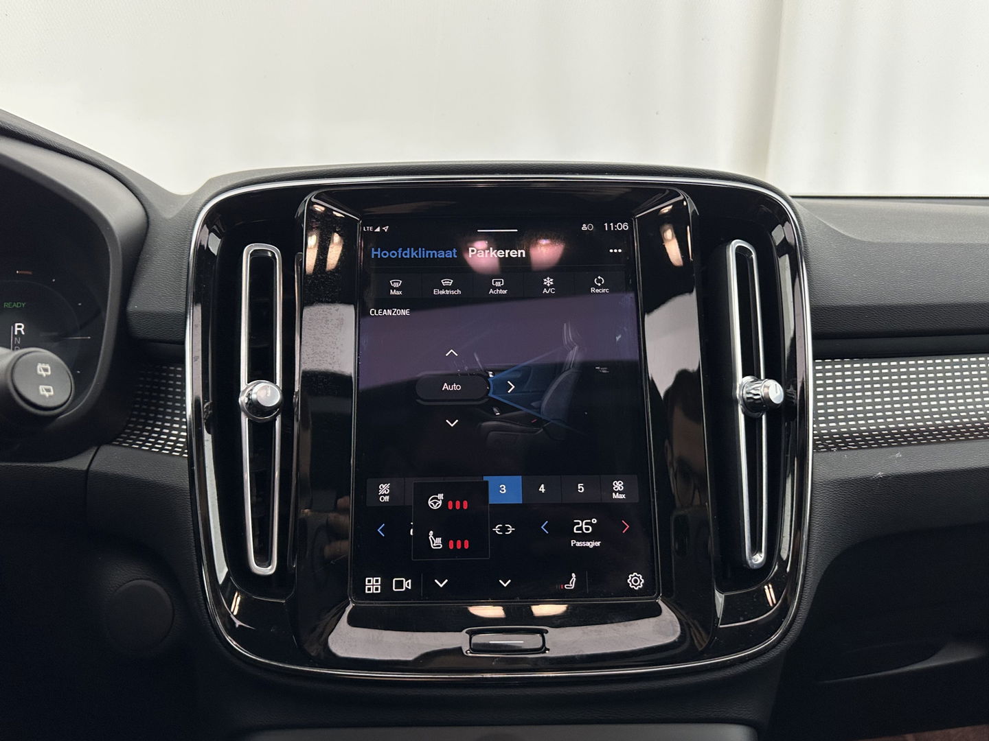 Volvo XC40 Recharge P8 AWD R-Design [ 3-Fase ] {SOH-90%} (INCL-BTW) Aut. *PANO | LEATHER-ALCANTARA | ADAPTIVE-CRUISE | DIGI-COCKPIT | FULL-LED | HARMAN/KARDON | TOPVIEW | NAVI-FULLMAP | ECC | PDC | KEYLESS | HEATED-SPORTSEATS | TOWBAR | 20''ALU*