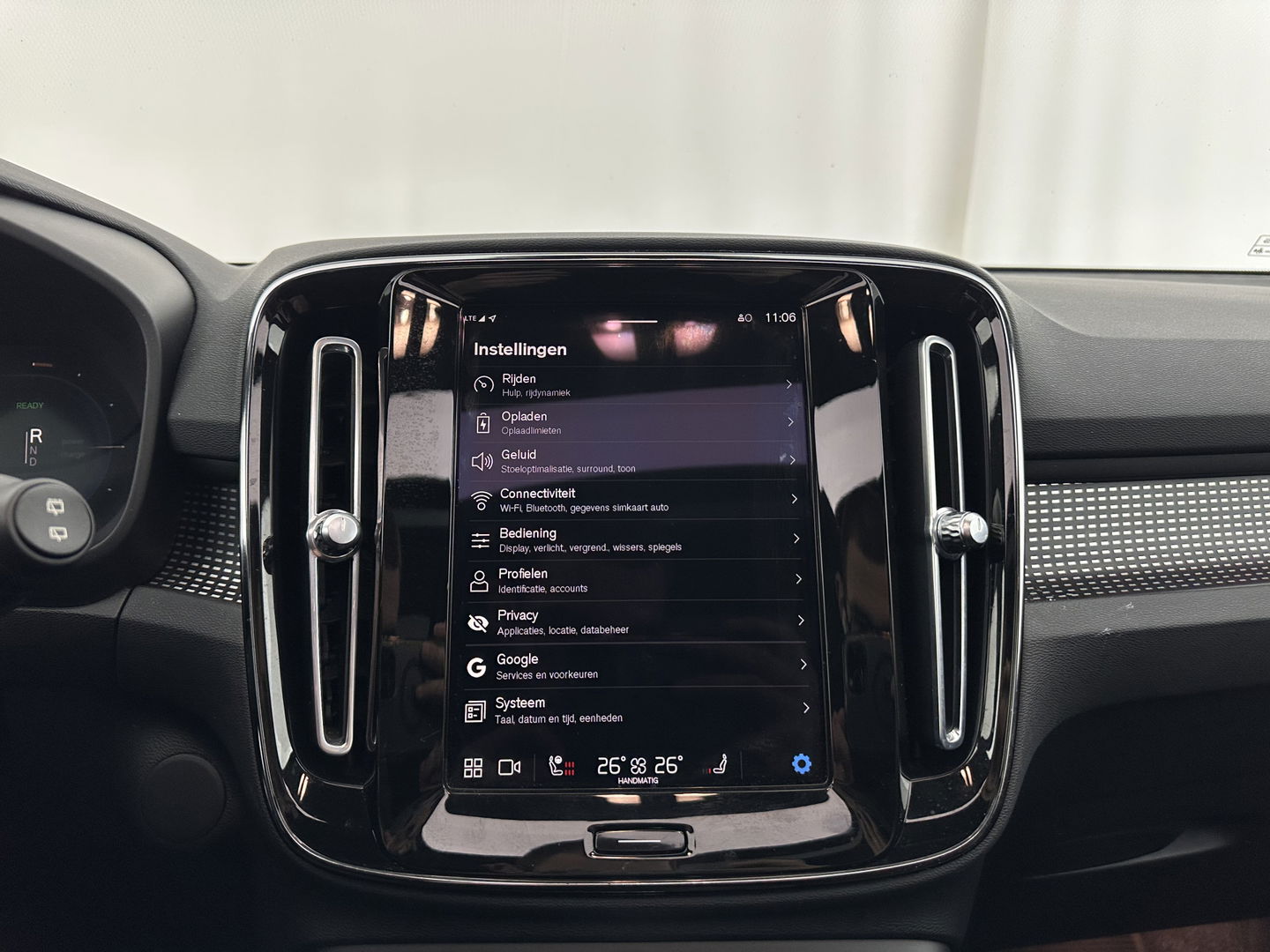 Volvo XC40 Recharge P8 AWD R-Design [ 3-Fase ] {SOH-90%} (INCL-BTW) Aut. *PANO | LEATHER-ALCANTARA | ADAPTIVE-CRUISE | DIGI-COCKPIT | FULL-LED | HARMAN/KARDON | TOPVIEW | NAVI-FULLMAP | ECC | PDC | KEYLESS | HEATED-SPORTSEATS | TOWBAR | 20''ALU*