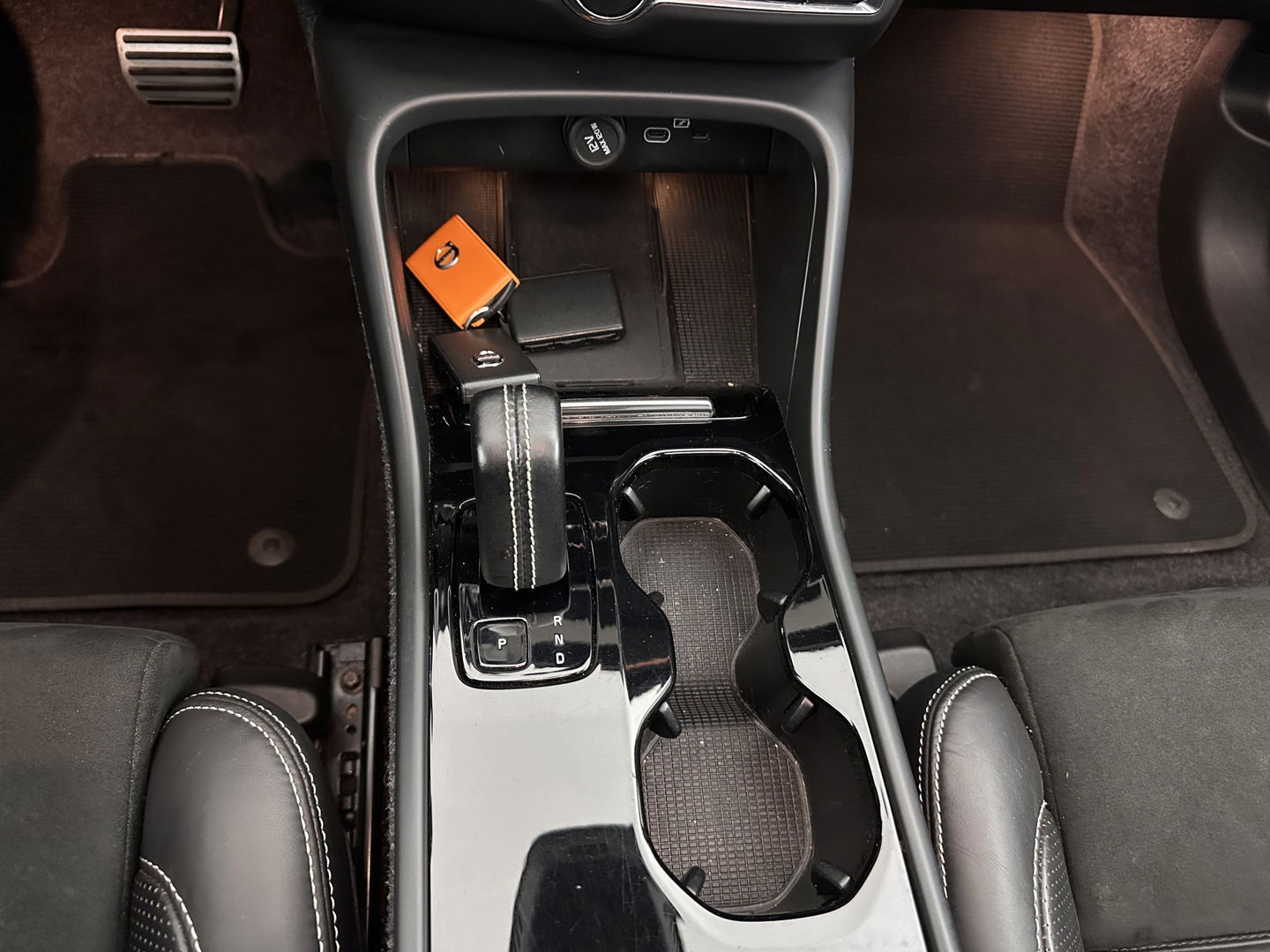 Volvo XC40 Recharge P8 AWD R-Design [ 3-Fase ] {SOH-90%} (INCL-BTW) Aut. *PANO | LEATHER-ALCANTARA | ADAPTIVE-CRUISE | DIGI-COCKPIT | FULL-LED | HARMAN/KARDON | TOPVIEW | NAVI-FULLMAP | ECC | PDC | KEYLESS | HEATED-SPORTSEATS | TOWBAR | 20''ALU*