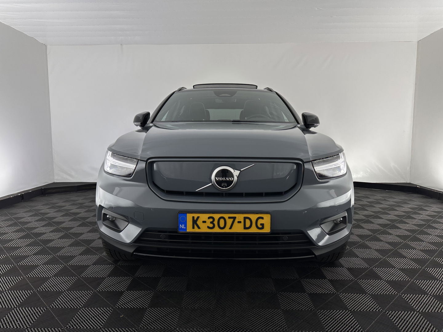 Volvo XC40 Recharge P8 AWD R-Design [ 3-Fase ] {SOH-90%} (INCL-BTW) Aut. *PANO | LEATHER-ALCANTARA | ADAPTIVE-CRUISE | DIGI-COCKPIT | FULL-LED | HARMAN/KARDON | TOPVIEW | NAVI-FULLMAP | ECC | PDC | KEYLESS | HEATED-SPORTSEATS | TOWBAR | 20''ALU*