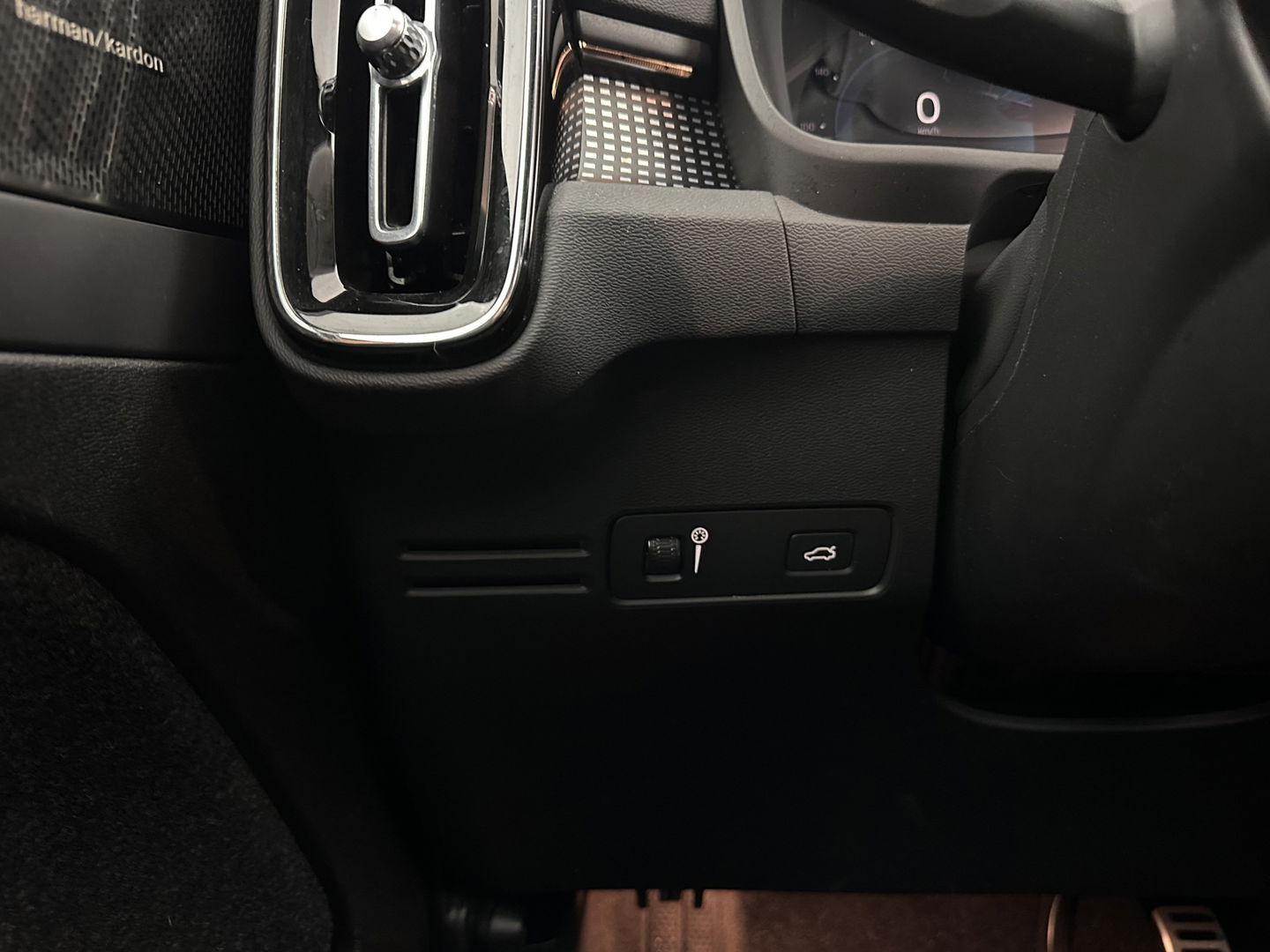 Volvo XC40 Recharge P8 AWD R-Design [ 3-Fase ] {SOH-90%} (INCL-BTW) Aut. *PANO | LEATHER-ALCANTARA | ADAPTIVE-CRUISE | DIGI-COCKPIT | FULL-LED | HARMAN/KARDON | TOPVIEW | NAVI-FULLMAP | ECC | PDC | KEYLESS | HEATED-SPORTSEATS | TOWBAR | 20''ALU*